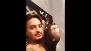 Šviesiaplaukė paauglė su dideliais papais čiulpia gaidį