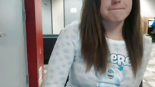 Smulki brunetė važinėja dideliu gaidžiu po blowjob
