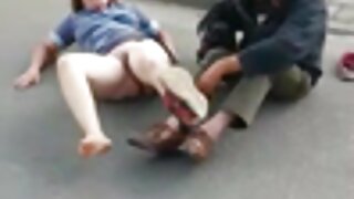 Drovi mergina rodo savo pūlingą ir čiulpia mano penį lauke