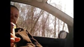 Kūdikis su švelnia pūlinga šokinėja ant gaidžio