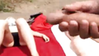Seksuali mergina glosto mano varpą ir čiulpia jį