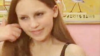 Mažutė su akiniais ir giliu pūtimu