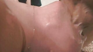 Krūtinė brunetė šuniško stiliaus pornografijoje