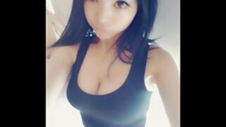 Žavi brunetė daro blowjob ir gauna cum ant jos veido