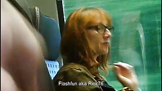 Mergina su plaukuota pūlinga užsiima analiniu seksu