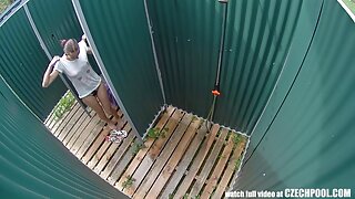 Šviesiaplaukis paauglys blowjob ir šokinėja ant gaidžio