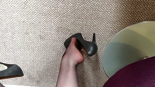 Mergina švelniai čiulpia mano didelį varpą
