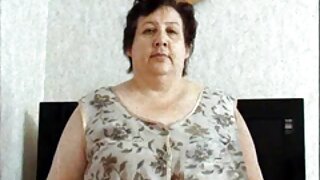 Graži blondinė mėgaujasi didžiulės juodos dešros skoniu