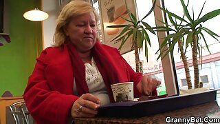 MILF blondinė sucks Gaidys ir gauna cum ant veido