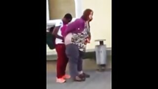 Lindsay mėgsta žaisti su savo didžiuliais dildo